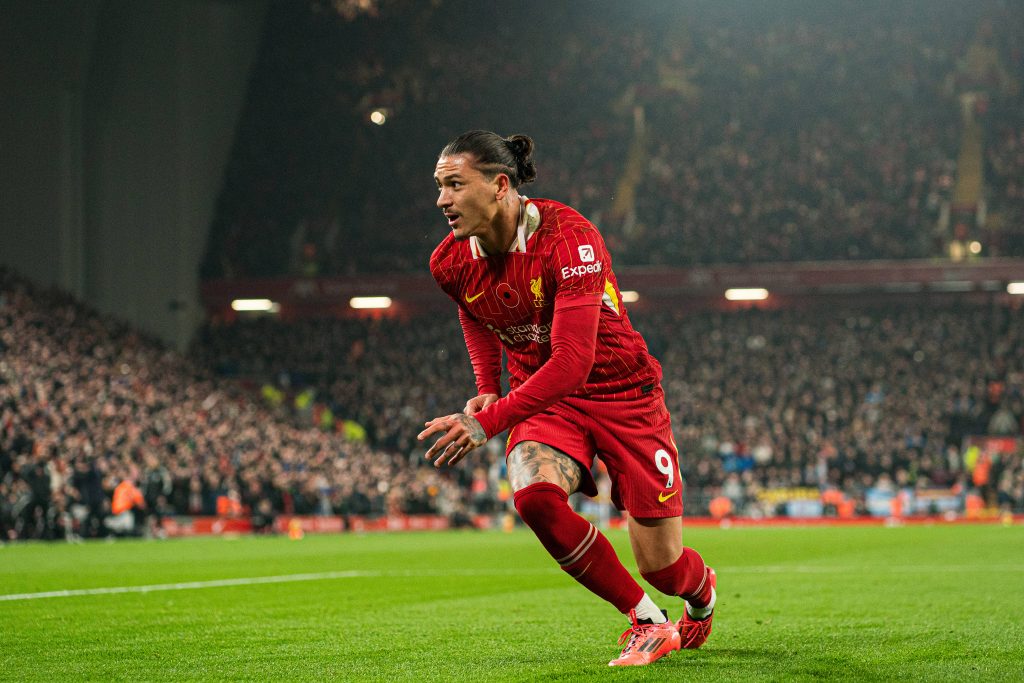 Darwin Núñez jugando por Liverpool