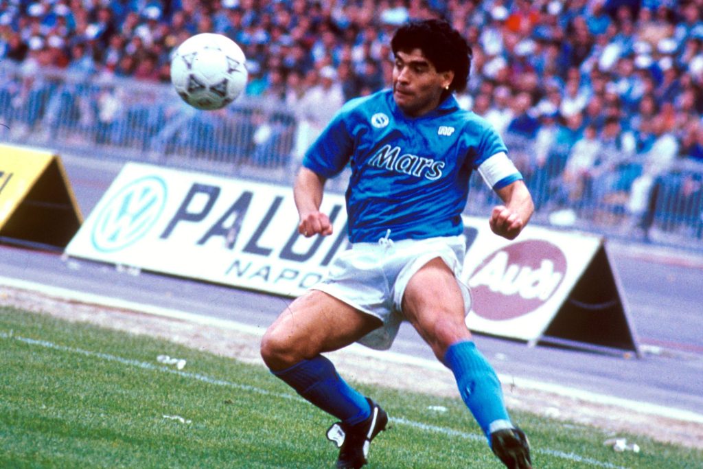 Diego Armando Maradona jugando por Napoli