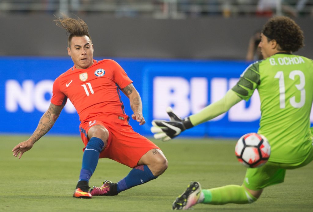 Eduardo Vargas jugando por la Selección Chilena