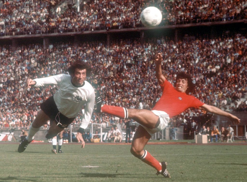 Eliás Figuero jugando por la selección de Chile en 1974