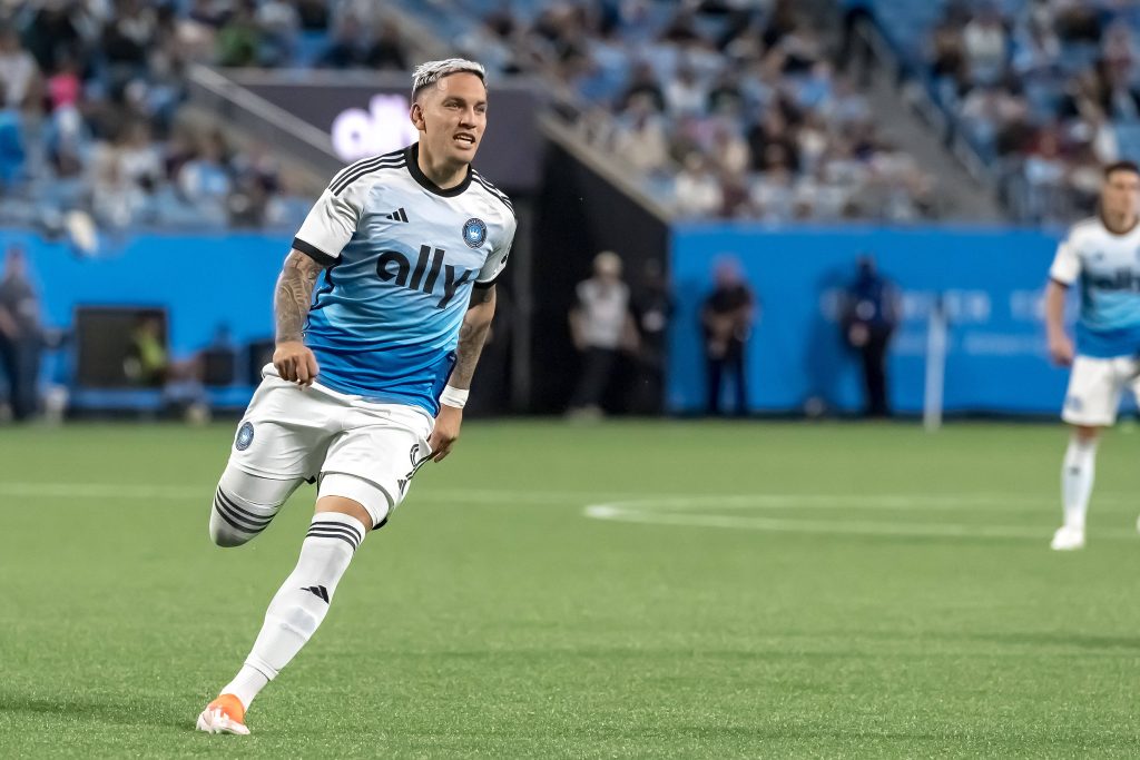 Enzo Copetti jugando por Charlotte FC