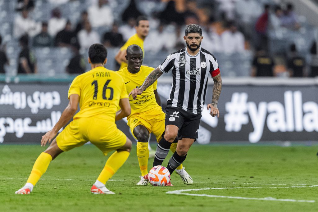 Éver Banega jugando por Al-Shabab