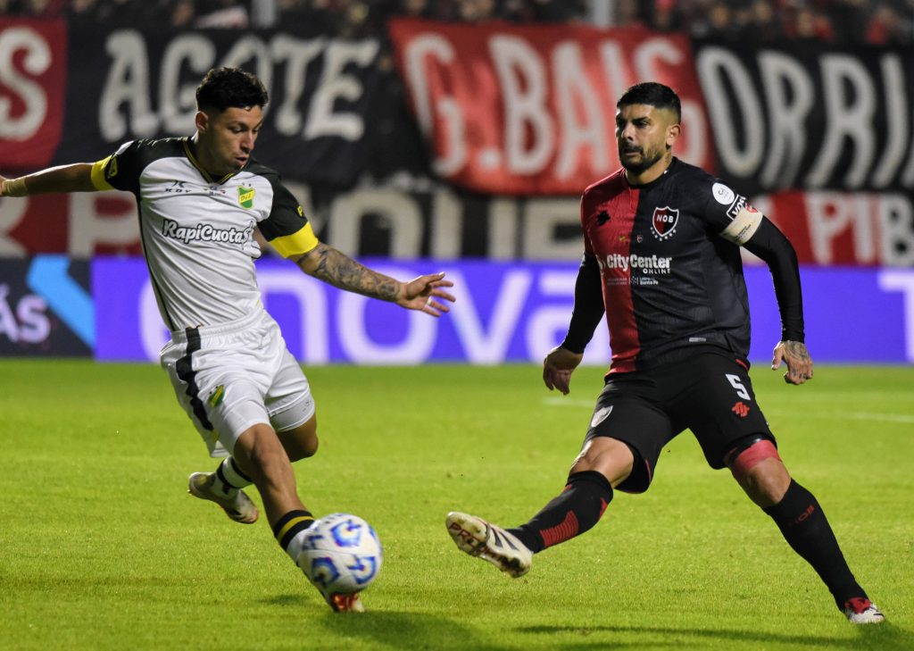 Éver Banega jugando por Defensa y Justicia