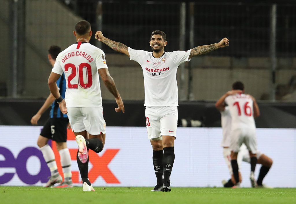 Éver Banega jugando por Sevilla