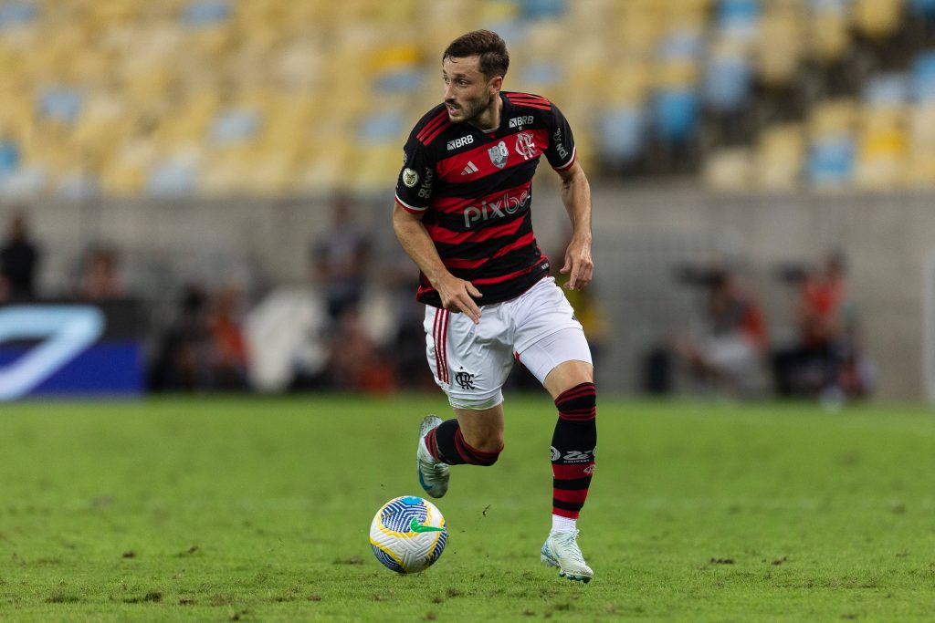 Matías Viña jugando por Flamengo
