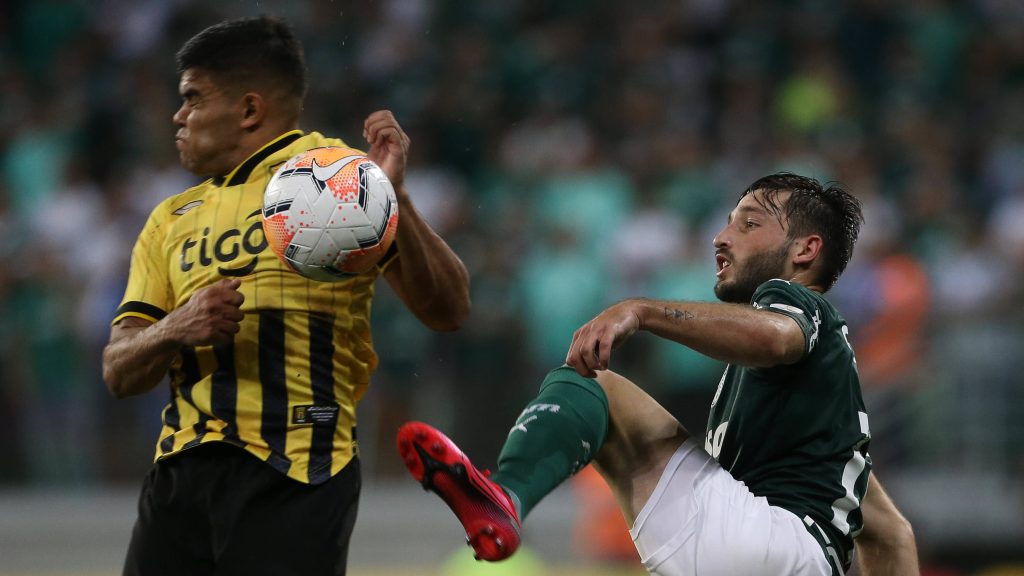 Matías Viña jugando por Palmeiras