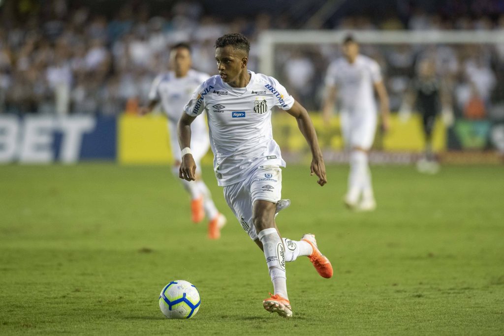 Rodrygo jogando pelo Santos