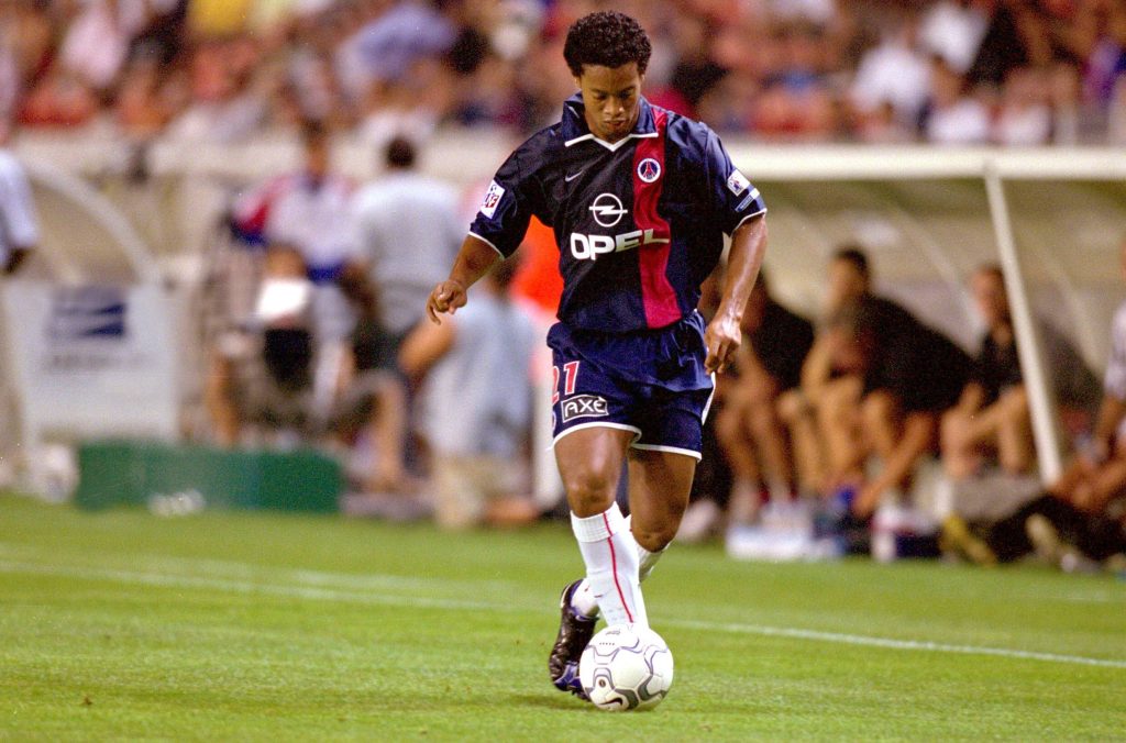 Ronaldinho atuando pelo PSG entre 2001 e 2003