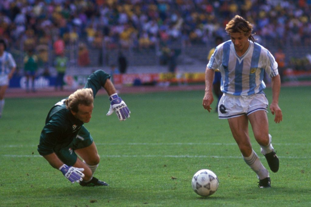 Claudio Caniggia re Argentinien tanzt Torwart Claudio Taffarel Brasilien aus und erzielt das 1