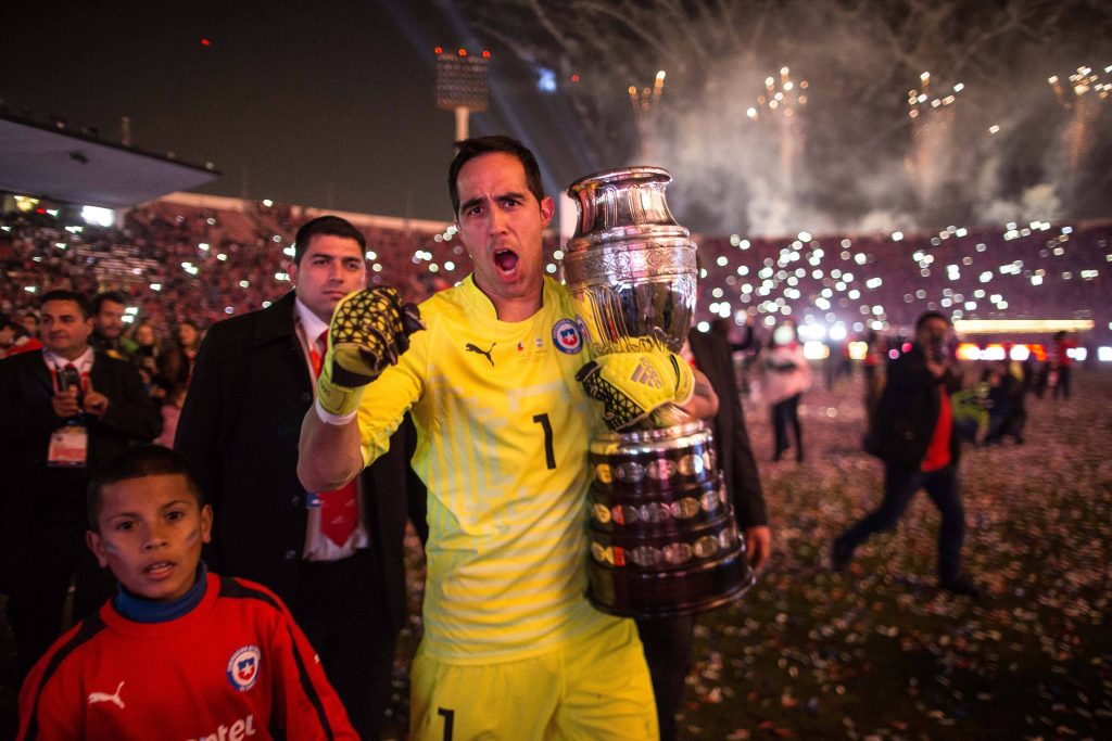 Claudio Bravo con el trofeo de la Copa América 2015