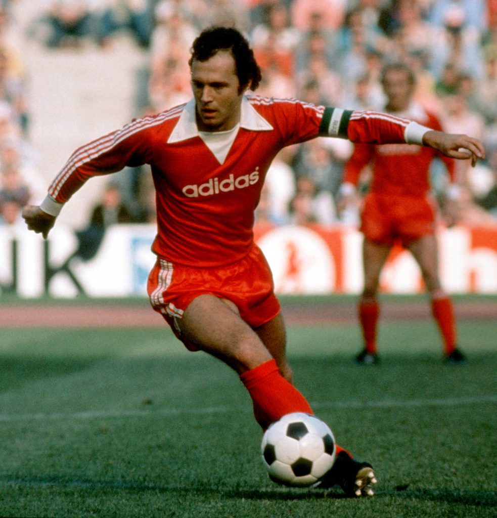 franz-beckenbauer-jugando-por-bayern-munich