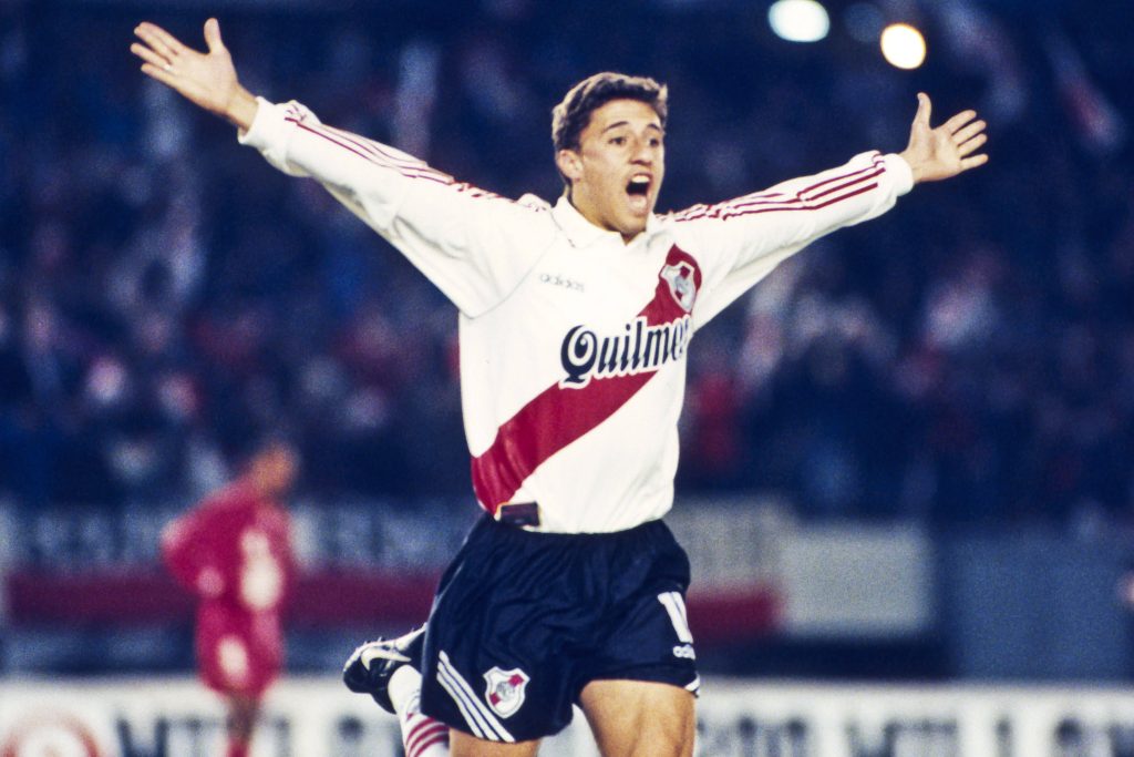 Hernán Crespo jugando por River Plate en 1995