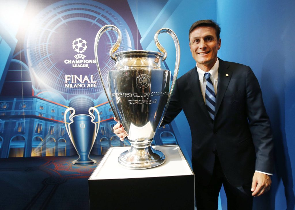 Javier Zanetti con el trofeo de la UEFA Champions League 2010