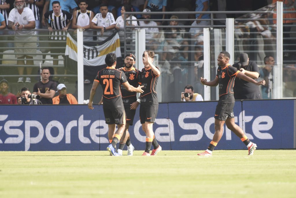 Jogadores do Corinthians comemoram gol diante do Santos, na Vila Belmiro, no empate por 1x1 pelo Campeonato Brasileiro.