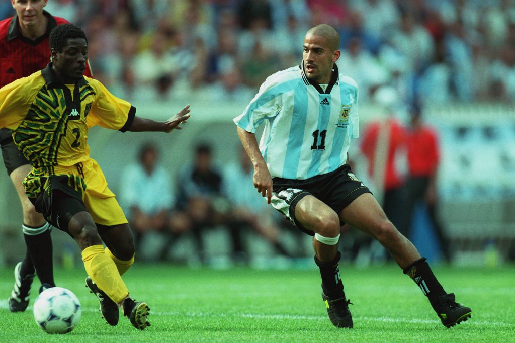 Verón jugando por la Selección Argentina vs Jamaica en el Mundial de 1998