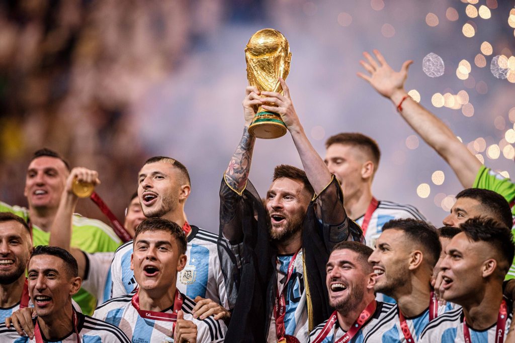 Lionel Messi con el trofeo del Mundial 2022