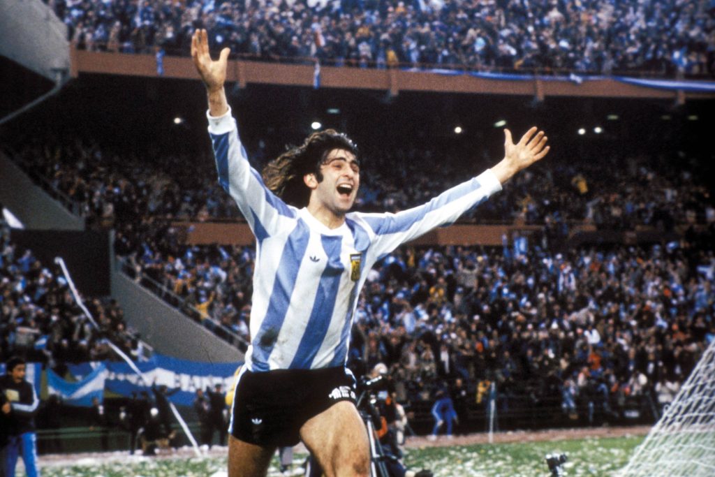 Mario Kempes jugando por Argentina en el Mundial de 1978