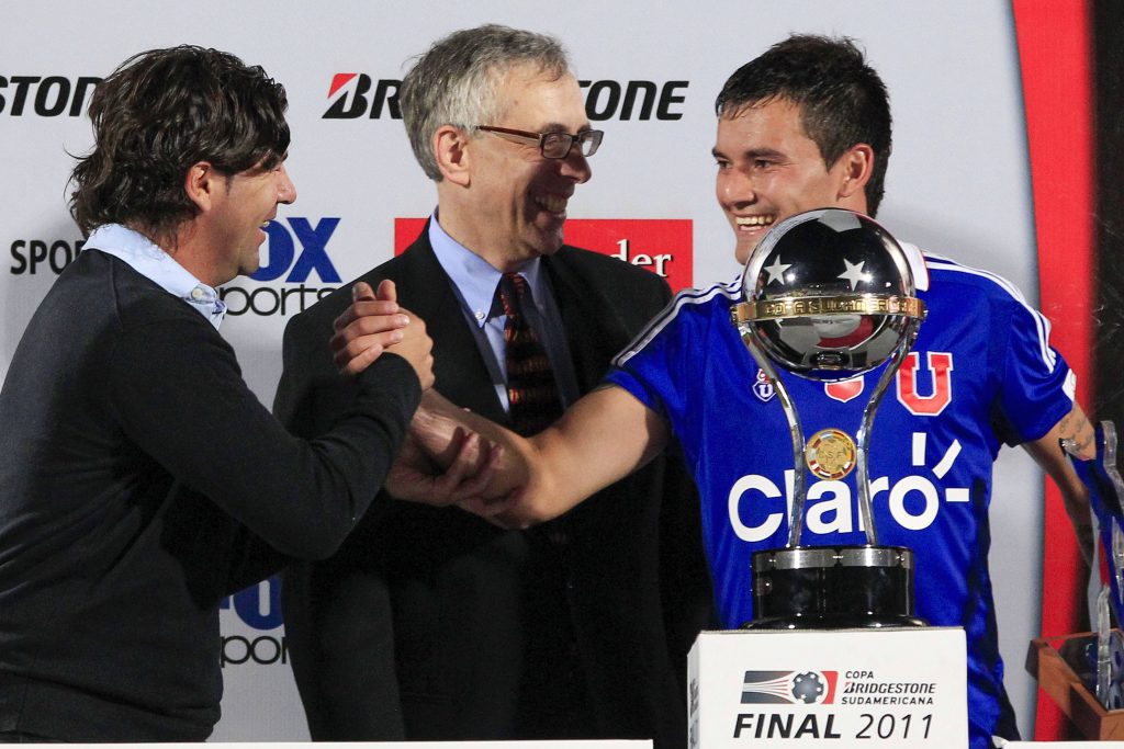 FUTBOL, U. DE CHILE VS LIGA DE QUITO. FINAL COPA SUD AMERICANA 2011. CHARLES ARANGUIZ DE UNIVERSIDAD DE CHILE RECIBE EL