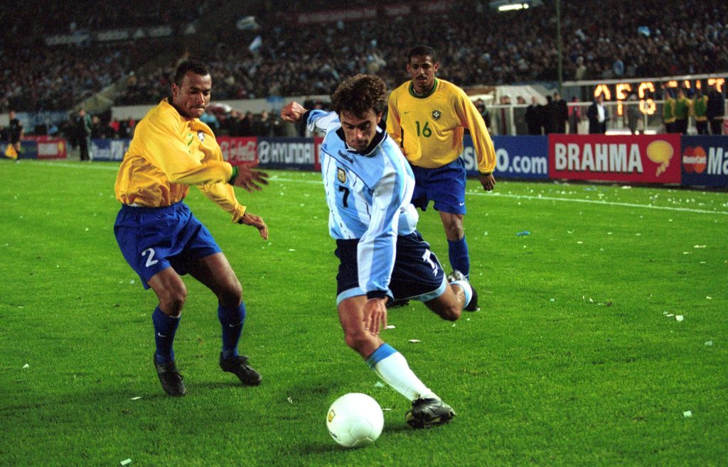 Claudio López jugando por la Selección Argentina vs Brasil en 1998