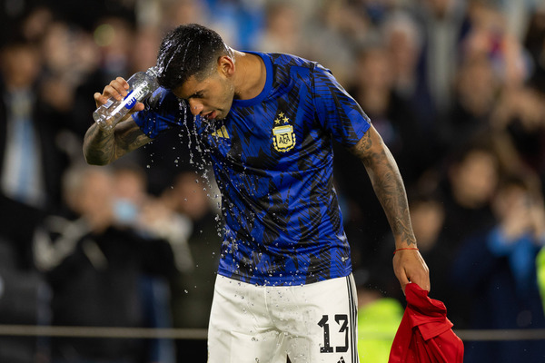 Cuti Romero jugando por la selección Argentina