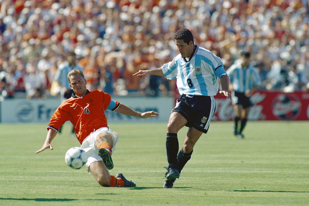 Diego Simeone jugando por la Selección Argentina en el Mundial de 1998