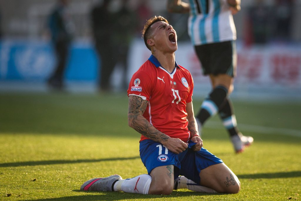 Eduardo Vargas jugando por la selección de Chile