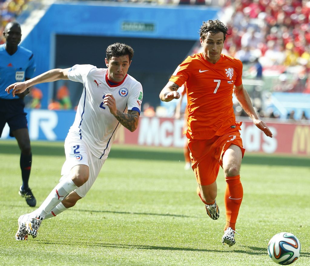 Eugenio Mena jugando por la selección de Chile