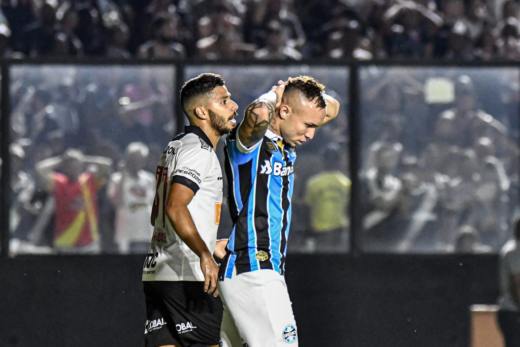 Éverton Cebolinha atuando pelo Grêmio