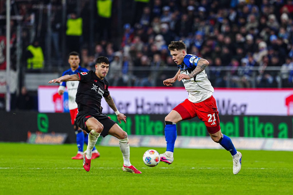 Exequiel Palacios jugando por Bayer Leverkusen