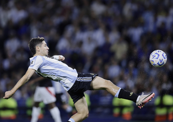 gonzalo-montiel-con-la-seleccion-de-argentina