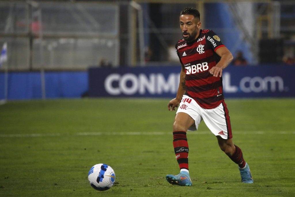 Futbol, Universidad Catolica vs Flamengo. Copa Libertadores 2022. El jugador de Flamengo Mauricio Isla, izquierda, juega
