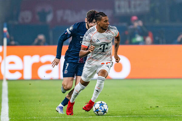 Michael Olise jugando por PSG