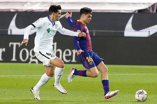 Pedri jugando por Barcelona vs Gefe