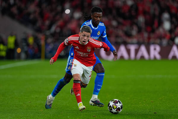 Gianluca Prestianni jugando por Benfica