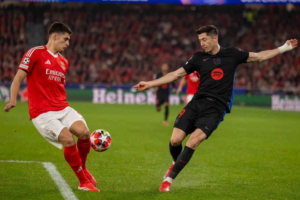 António Silva em ação pelo Benfica diante do Barcelona